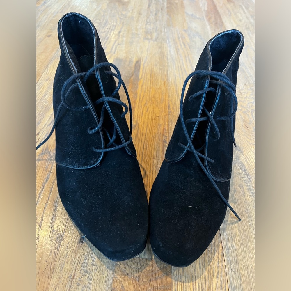 Munro heeled black suede ankle booties size 7 1/2